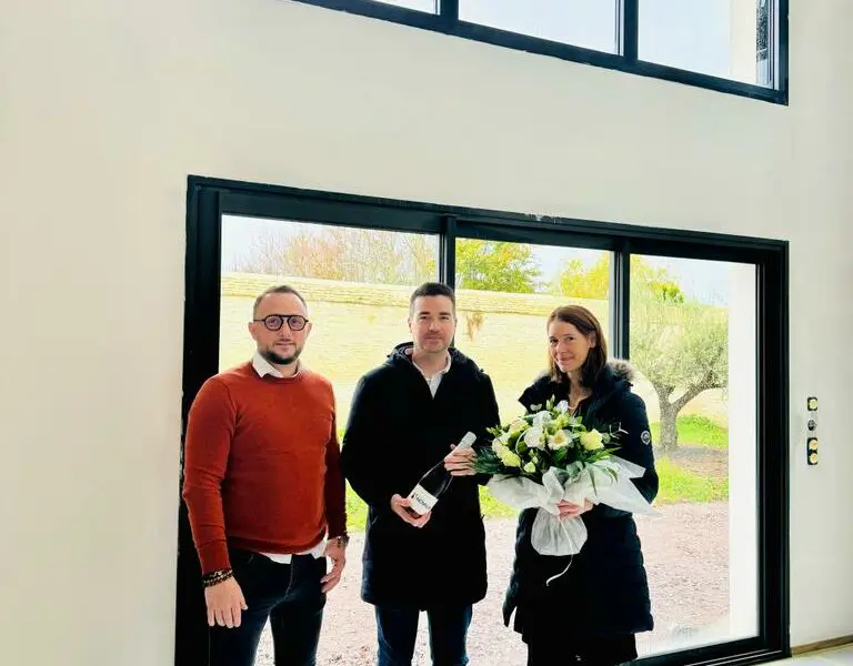 Clients et un des commerciaux de Maisons Novalis lors de la livraison d'une maison